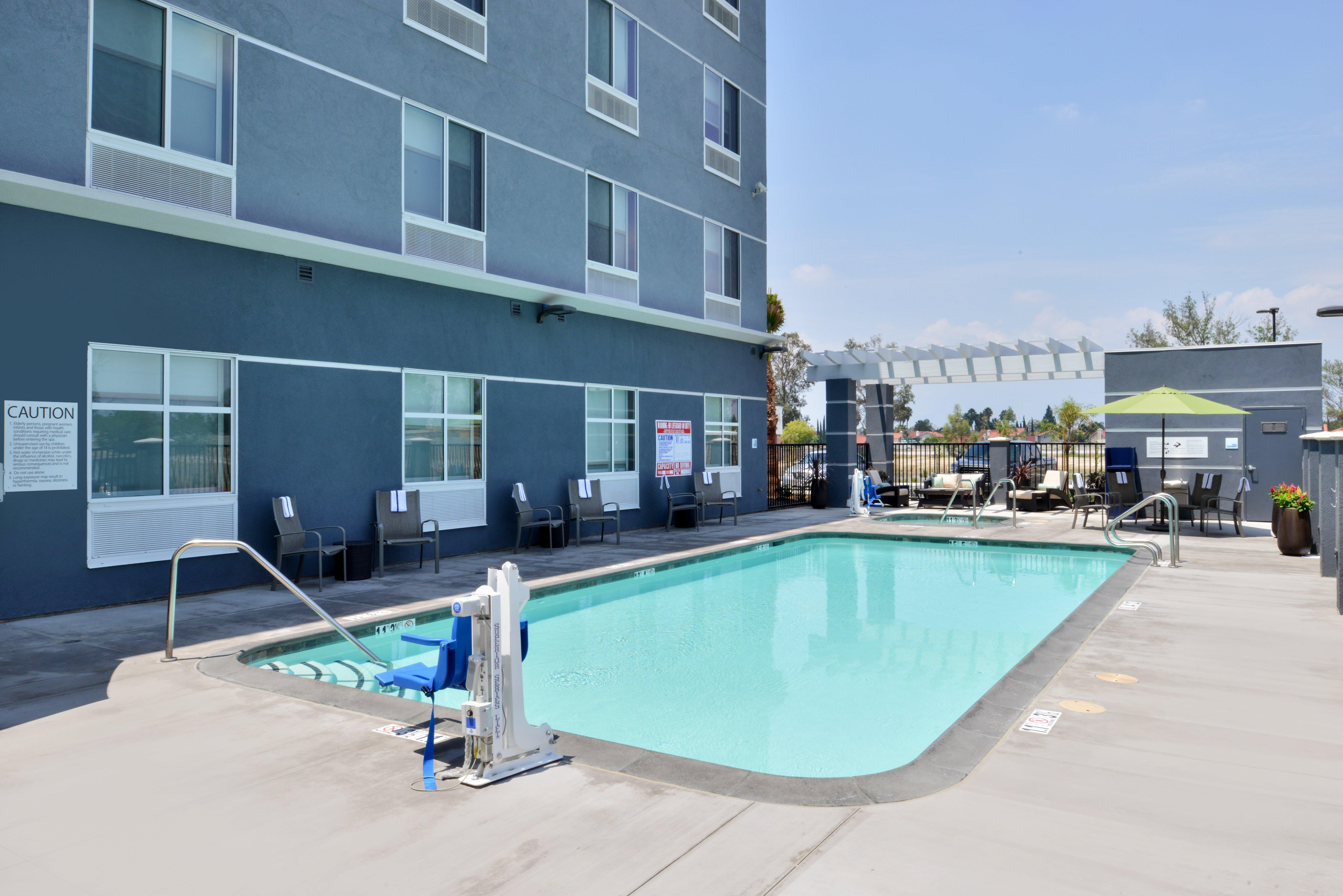 Holiday Inn Express Hotels & Suites Loma Linda By Ihg Екстериор снимка